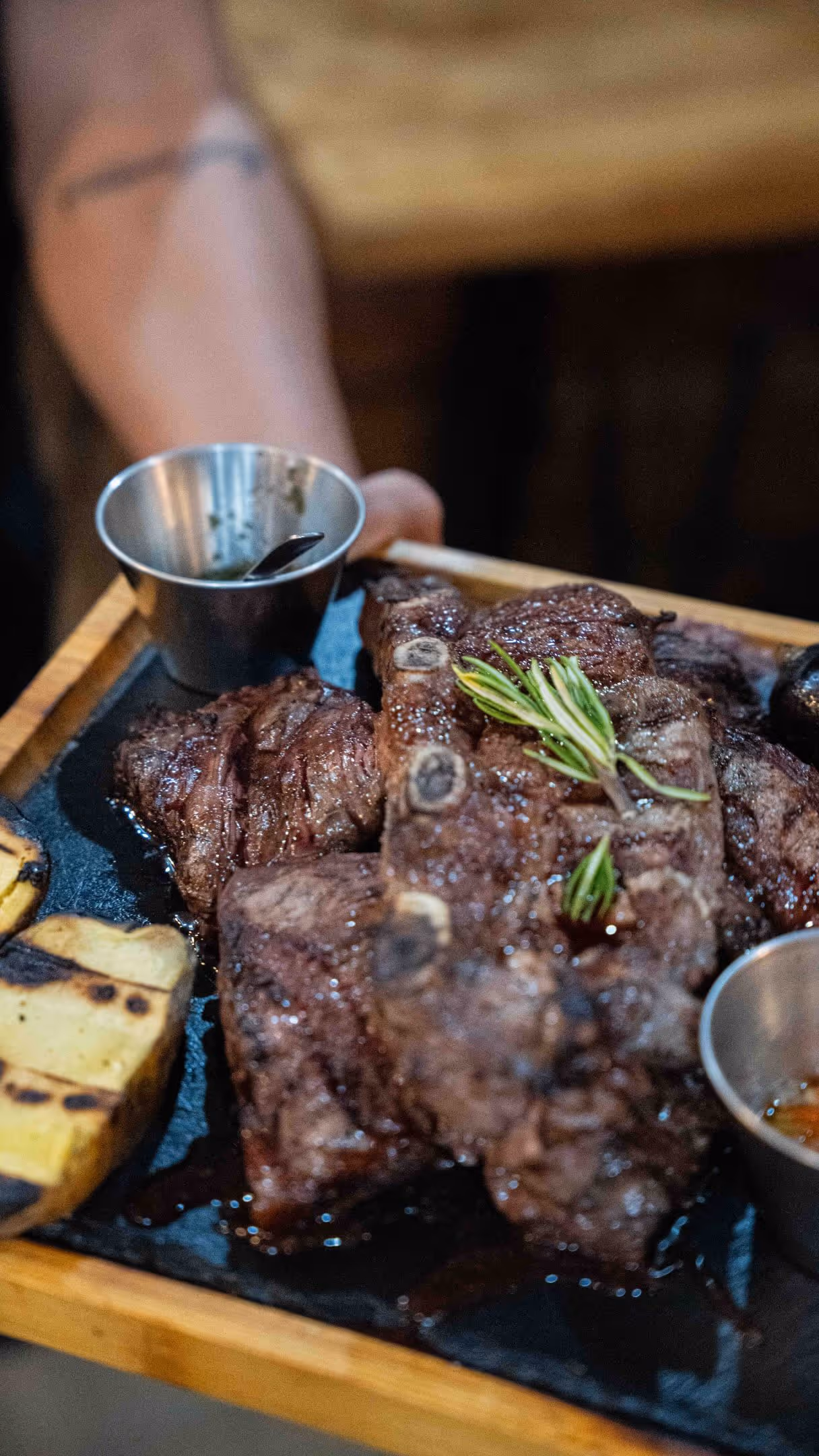 Cortes de carne argentinos a la brasa servidos en tabla — Típico Asador Argentino