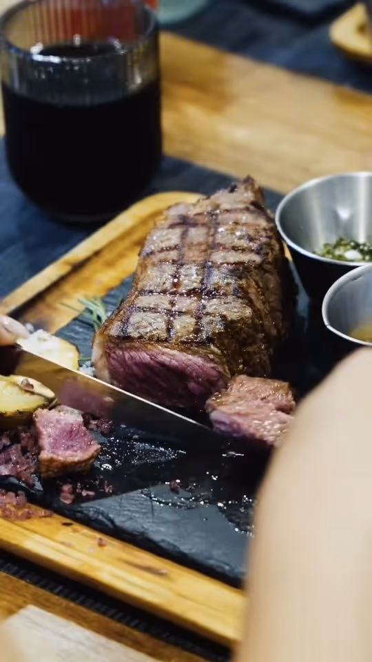 Cortando carne en el asador