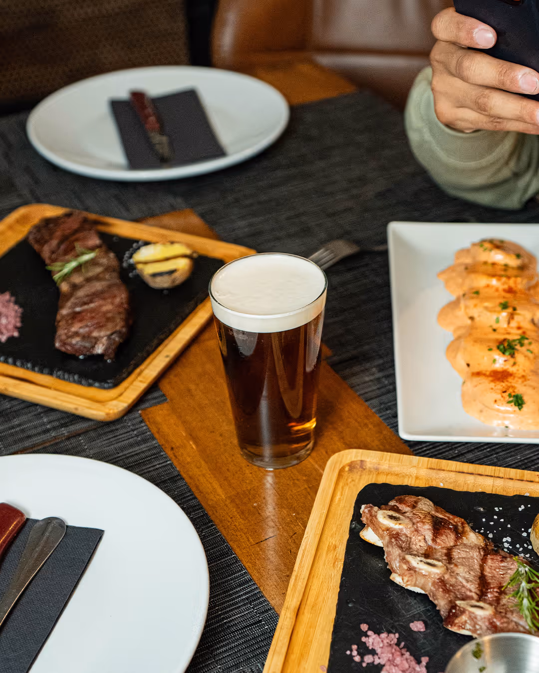 Cerveza y mesa en Típico Asador Argentino
