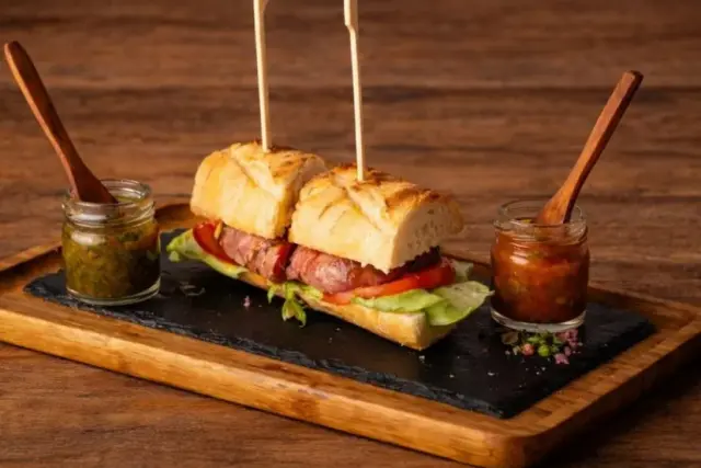 Choripan argentino - choripan sandwich — Bocadillos y sandwiches, Típico Asador Argentino