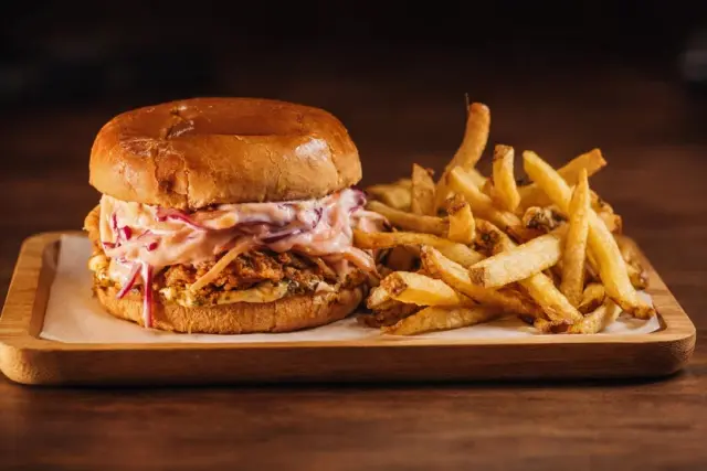 Hamburguesa de pollo crujiente — Bocadillos y sandwiches, Típico Asador Argentino