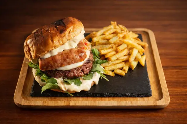 Hamburguesa gaucha — Bocadillos y sandwiches, Típico Asador Argentino